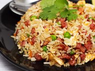 Рецепта Задушен ориз с бекон, топено сирене, грах и яйца на тиган